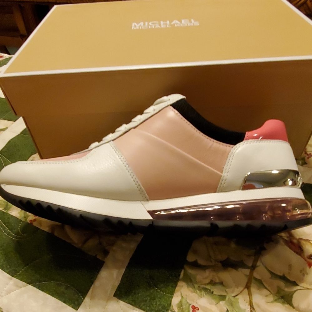 SHOES - Picture 7 of 8